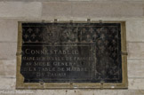 <center>La Conciergerie.</center>  La salle des Gens d'armes. Sur le mur de gauche est encore présenté un fragment de la table de marbre noir utilisée lors des fastueuses réceptions que la monarchie capétienne donnait dans la Grand'Salle d'apparat du palais, située à l'étag