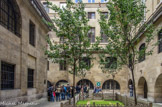 <center>La Conciergerie.</center>  La cour des femmes, entourée par deux étages de cachots de prisonnières, présente encore la fontaine où celles-ci lavaient leur linge, une des tables de pierre où elles prenaient les repas et « le coin des douze » ou des derniers adieux. C'est ici que les condamnés, par groupe de 12, attendaient la charrette pour leur départ vers l'échafaud.