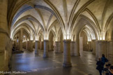 <center>La Conciergerie.</center>  La salle des Gens d'armes. Au VIe siècle, Clovis, premier roi des Francs, installe sur l'île de la Cité sa demeure royale. Cinq siècles plus tard, Hugues Capet, premier roi capétien, établit son conseil et son administration dans le palais de la Cité qui devient ainsi le siège du pouvoir royal. Au XIVe siècle, poursuivant l'œuvre de son grand père Saint Louis, Philippe IV le Bel fait du Palais un prestigieux symbole de la monarchie, qui deviendra le siège du Parlement de Paris. À la fin du XIVe siècle, Charles V quitte la demeure royale de la Cité pour l'hôtel Saint-Pol, détruit depuis, après l'assassinat des conseillers de son père. Il charge un intendant ou « concierge », doté de pouvoirs de justice, d'administrer le Palais et la prison. De nombreux prisonniers d'Etat y séjournent tel Ravaillac, meurtrier d'Henri IV. Plus tard, le Tribunal révolutionnaire siège au Palais et en renforce le caractère carcéral. 
Les parties basses, seules subsistantes aujourd'hui, étaient réservées à la garde royale et aux nombreux personnels (clercs, officiers et domestiques) au service du souverain et de sa famille, soit environ 2 000 personnes. Le sol des salles médiévales est resté au niveau du XIVe siècle.