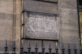 <center>Le palais de la Cité. </center> Plaque rappelant la chapelle Saint-Michel où fut baptisé Philippe II Auguste.