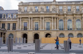 <center>Le Palais Royal.</center> L'architecte Contant d'Ivry construisit la façade du fond en 1754. La façade du Conseil d’Etat donnant sur la cour d’Honneur du Palais-Royal est composée de trois niveaux. Au rez-de-chaussée se trouvent neuf arcades, trois ouvertes et six fermées par des portes-fenêtres. Deux avant-corps se trouvent à gauche et à droite. Le premier étage est distribué entre des colonnes composites. Les fenêtres sont surmontées de frontons triangulaires aux avant-corps et d’zrcs en plein cintre pour les trois centrales. Au-dessus du premier entablement, le troisième étage est décoré de huit statues. Des balustres marquent le bord de cet entablement entre les statues. Au- dessus d’autres balustres sont disposés sur le bord d’un nouvel entablement.