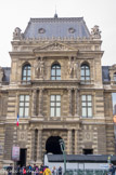 <center>Le Louvre.</center> Le Pavillon de la Bibliothèque donne sur la rue de Rivoli, à hauteur de la place du Palais-Royal.