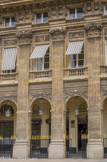 <center>Le Palais Royal.</center> Chaque maison comprend un rez-de-chaussée et un entresol donnant en retrait sur la galerie, un étage noble, un second plus réduit.