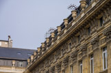 <center>Le Palais Royal.</center> Le troisième étage et les combles destinés aux domestiques sont à demi cachés par une balustrade supportant des vases.