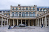 <center>Le Palais Royal.</center> Emplacement de l'ancienne galerie d'Orléans. Les deux fontaines horizontales à boules métalliques, lentement mobiles, de Pol Bury  furent placées en 1985 sur le parvis de la cour d'Orléans, entre le Conseil constitutionnel et le ministère de la Culture à Paris.