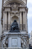 <center>Autour du Palais Royal. </center>La statue principale en bronze, trônant sous un portique à fronton imposant, représente Molière assis et est due au sculpteur Bernard-Gabriel Seurre (1795 - 1875), et réalisée par la fonderie Eck et Durand. Deux femmes en marbre, la Comédie sérieuse, à gauche, et la Comédie légère, à droite, sont disposées en contrebas de chaque côté et sont l'œuvre de Jean-Jacques Pradier (1792 - 1852) : elles tiennent chacune un parchemin où sont listées les œuvres du grand dramaturge.