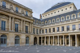 <center>Le Palais Royal.</center> L'histoire du Palais-Royal débute en 1624, lorsque le cardinal de Richelieu devient Secrétaire d'Etat et acquiert rue Saint-Honoré l'hôtel de Rambouillet, afin de loger près du Roi, alors au palais du Louvre. L'année suivante, il achète les terrains qui bordent le bâtiment, puis, à partir de 1633, procède à une campagne d'acquisitions qui ne s'arrête qu'avec sa mort. C'est ainsi que nait le Palais-Cardinal. De l'hôtel d'origine, l'architecte Jacques Lemercier fait pour le compte du Cardinal un palais, puis un quartier de ville qui s'étend entre les actuelles rues de Richelieu, des Petits-Champs, des Bons-Enfants et Saint-Honoré. Le palais subit de nombreuses transformations au fil du temps, avec des architectes aussi prestigieux que Hardouin-Mansart, Cartaud ou Contant d'Ivry, sous la houlette de la famille d'Orléans, qui hérite du Palais devenu Royal. Au fil du temps, se succèdent dans les murs Molière, puis Lully qui occupent la salle de théâtre (alors à l'emplacement de l'aile est de la cour de l'Horloge au Conseil d'Etat), le Régent Philippe d'Orléans, neveu de Louis XIV. La Régence est l’âge d’or du Palais-Royal qui devient de 1715 à 1723 le cœur de la vie politique et artistique et supplante alors Versailles. Le régent y réside et fait transformer le palais par son premier architecte, Oppenord, l’un des principaux créateurs du style rocaille. A gauche, la façade du conseil d'Etat, à droite, la galerie de Chartres avec, à l'étage, le conseil constitutionnel.