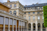 <center>Le Palais Royal.</center> A gauche, la galerie d'Orléans, entre les colonnades qui séparent les jardins du Palais-Royal et la cour qui accueille les colonnes de Buren. Elle accueillait lac omédie Française dans une structure temporaire baptisée « théâtre Éphémère »  en 2013.