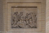 <center>Le Panthéon.</center>Au-dessus des portes latérales deux bas-reliefs de l’époque révolutionnaire toujours en place représentent. A gauche, l’« instruction publique », accueillant des enfants amenés par leurs mères, sculpté par J-Ph Lesueur en 1793.