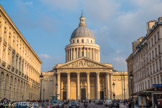 <center>Le Panthéon.</center> Guéri en 1744 d’une grave maladie, louis XV décide la construction d’une église dédiée à Sainte Geneviève. Soufflot en est l’architecte. Le chantier, commencé en 1764,fut très long, et l’édifice faillit s’écrouler sous la Révolution. En 1791, on transforme l’église en Panthéon destiné à recevoir la dépouille des grands hommes : Voltaire et Rousseau y sont transférés en grande pompe. Rendu au culte sous le premier Empire, le Panthéon retrouve définitivement sa vocation de nécropole à la mort de Victor Hugo, en 1885. Depuis 1907, y repose également une femme : il s’agit de l’épouse de Marcelin Berthelot. Morts le même jour, ils ont choisi de rester unis dans la tombe. En 1995, Pierre et marie Curie. En 2015, Germaine Tillion, Geneviève de Gaulle-Anthonioz.