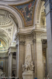 <center>La croisée du transept.</center>Le dôme est soutenu par quatre piliers construits par Rondelet.