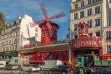 <center> Les cabarets. </center> Le Moulin-Rouge est un cabaret fondé en 1889 par Joseph Oller et Charles Zidler. Il est situé sur le boulevard de Clichy, au pied de la butte Montmartre. Le Moulin-Rouge est détruit lors d’un incendie le 27 février 1915. Ce n’est qu’en 1921 que les travaux de reconstruction du Moulin-Rouge débuteront.