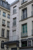 <center>Le parcours Molière. </center> Molière est né au coin de la rue Sauval (anciennement des Vieilles-Étuves) et de la rue Saint-Honoré, à l'emplacement de cette maison. Toute la famille habitait le quartier des Halles.
