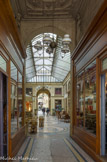 <center>Galerie Vivienne.</center> François-Jacques Delannoy conçoit un décor de style pompéien néo-classique recouvert d'une verrière élégante, fait de mosaïques, peintures et sculptures exaltant le commerce.