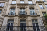 <center>Rue Montorgueil. </center> 
N° 17, immeuble du XVIIIe siècle.