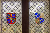 <center>La tour Jean-sans-Peur. </center> Le double vitrail est orné des armes de Jean sans Peur (fleurs de lys de la famille royale française et lion de la Flandre) et de sa femme Marguerite (losanges de la Bavière et lions d'Hainaut et Hollande).