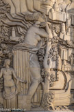 <center>Palais de la Porte Dorée. </center> Différents noms de ports français par lesquels transitaient les produits rapportés d’outre-mer sont mentionnés. Ici, Marseille avec ses monuments : la cathédrale, le fort St Jean, St Victor, ND de la Garde.