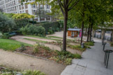 <center>Jardin de Reuilly-Paul-Pernin. </center> Aux XVIIe et XVIIIe siècles, le hameau de Rully, dont le nom apparaît dès le Moyen-Âge, est entouré de couvents et d'hôtels particuliers, dont la folie Rambouillet (1663). Son jardin, dit «de Reuilly», descend jusqu'à la Seine.