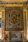 <center>SALLE DU LIVRE D'OR </center> Les cinq grands panneaux de la salle sont tendus de toiles peintes à motifs d'arabesques inspirés de décorateurs comme Bérain et Delaune. Ces tentures ont été réalisées en 1858 par Nolau (1804-1883) et Rubé (1817-1899). 
Les boiseries et décors peints autour datent de la fin du XVIIe siècle et proviennent principalement des appartements d'été d'Anne d'Autriche au Louvre. Les lambris bas sont décorés de panneaux de faïence, peints en tons naturels, faisant écho aux frises du plafond. Ils montrent des figures de génies, disposés sur des banquettes dorées, avec de grands vases, des guirlandes végétales et des rinceaux, sur fond d’ivoire.