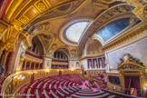 <center>SALLE DES SÉANCES </center>  Dans les voûtes, allégories de la Vérité et de la Force protectrice.