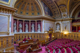 <center>SALLE DES SÉANCES </center>   de L'Hospital, Colbert, Molé, Malesherbes et Portalis).  A droite, statue de Saint-Louis et buste de Masséna de Michel-Louis Mercier, surmonté du camaïeu de Charles V.