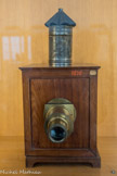 <center>Musée des Arts et Métiers.</center> Lanterne magique montée en mégascope lucernal, vers 1800. Provenant du cabinet de Charles. <br>La lanterne magique sert à projeter sur un écran dans une salle obscure des images peintes sur plaques de verre, au moyen d’une chandelle |ou d’une lampe à huile et d'un tube optique composé d’une ou plusieurs lentilles. Elle ressemble à une sorte de boîte de forme cubique ou cylindrique.