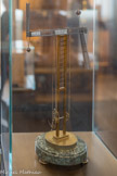 <center>Musée des Arts et Métiers.</center> Télégraphe aérien de Chappe, 1794. En 1794, Claude Chappe construit la première ligne de télégraphe aérien qui permet de transmettre rapidement et sûrement des messages à longue distance. Son système constitue le premier réseau organisé et permanent de télécommunications.