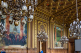 <center>La Sorbonne. </center>Le Grand Salon, ancienne salle du Conseil académique. Cette vaste galerie est aujourd’hui réservée aux réceptions officielles. Éclairée par de grands lustres à branches et globes lumineux, elle reçut plusieurs tableaux composés par Benjamin-Constant (1845-1902), peintre orientaliste, renommé pour ses portraits de la belle société de la fin du XIXe siècle. Il  imagina les trois grandes compositions qui, au-dessus des lambris en bois naturel, font face aux fenêtres. L’auteur personnifia les Sciences par des hommes vieux et jeunes, vêtus à l’antique, étudiant sous une galerie ouverte sur une prairie et un sous-bois.