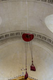 <center>Chapelle de la Sorbonne. </center> Selon la tradition, le chapeau du cardinal a été pendu au-dessus du maître-autel, surmonté d'un christ en croix datant de la Restauration.