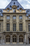 <center>Cour de la Sorbonne. </center>Entrée de la bibliothèque. Ce pavillon présente trois grandes arcades pareillement flanquées de colonnes doriques.