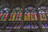 <center>Les vitraux. </center>Rois et reines dans la nef, côté sud, 
vitrail du XIXe siècle.