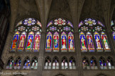 <center>Les vitraux. </center>Rois et reines dans la nef, côté nord,
vitrail du XIXe siècle.