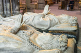 <center>Henri II et Catherine de Médicis.</center>Ces gisants reproduisent les effigies funéraires en cire et en bois présentées sur des lits de parade à la mort des souverains. Provenance : rotonde des Valois. Commande de Catherine de Médicis en 1583, par Germain Pilon, marbre