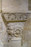 <center> La crypte. </center>La crypte de Suger. Le mur, à gauche, est  enchâssé d’arcades et de colonnettes à chapiteaux, provenant de l’église de Charlemagne ou de Dagobert.