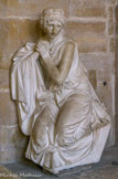 <center> La crypte. </center>Louis XV. 1710-1774. Roi de France et de Navarre de 1715 à 1776. Pleureuse par J.-G. Moitte (1746-1810). Fragment d’un monument composé en l’honneur de Louis XV en 1841. XIXe siècle, marbre.