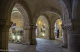 <center> La crypte. </center>Un couloir dans la crypte de Suger. Les piliers massifs supportent le chœur de la basilique au-dessus.