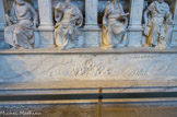<center>Louis XII et Anne de Bretagne
</center>Bas-reliefs du soubassement, scènes de batailles des guerres d'Italie. Commande de François Ier en 1516 à Guido Mazzoni ou à Jean Perréal.