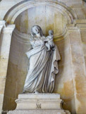 <center>Maison d'éducation de la Légion d'honneur. </center> Vierge à l’enfant sculptée par Pierre Surugue. La galerie nord, qui longe la basilique abbatiale, a servi de sépulture à quelques moines dignitaires.