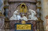 <center>Le chœur. </center>Au-dessus de l'autel, le groupe en marbre 