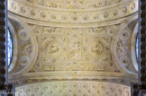 <center>La nef. </center>Plafond de la nef. La Voûte de la nef est en berceau à lunettes pénétrantes. La nativité de Louis XIV, symbolisée par celle du Christ. 
Les parents de la Vierge : Anne et Joachim.