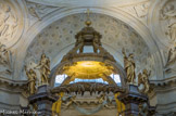 <center>Le chœur. </center>Le couronnement du baldaquin, prévu en bronze par Michel Anguier, a été réalisé en bois doré du fait des restrictions imposées par Colbert.