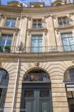 <center>Place des Victoires.</center>Elle est bordée de façades uniformes qui conservent leurs arcades surmontées de mascarons et les pilastres ioniques embrassant deux étages. L'hôtel de Prévenchères, ou hôtel Lenoir.
