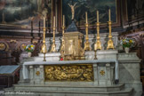 <center>Notre-Dame-des-Victoires. </center> Le Christ en croix de l'autel. Crucifix en ivoire du XVIIe siècle.