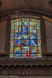 <center>Notre-Dame-des-Victoires. </center> Vitrail dans la chapelle Saint-Augustin
«Le vœu de Louis XIII». Le vitrail du transept représente le roi, accompagné de la reine, Anne d'Autriche, offrant sa couronne et son sceptre à Notre-Dame. Ils sont accompagnés de Saint Louis et de Sainte Anne. La partie basse du vitrail illustre la vision de frère Fiacre