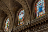 <center>Notre-Dame-des-Victoires. </center> A droite, vitrail «La Vierge aux Sept Douleurs». A gauche, Saint Jean