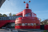 <center>Parc de la Villette </center> En 1983, l’architecte Bernard Tschumi est désigné pour concevoir un nouveau parc urbain à la triple vocation : artistique, culturelle et populaire. Au 18e siècle, on nommait «folie» les petits pavillons disposés dans les jardins français qui servaient de lieux, de rendez-vous. Aujourd’hui, à la Villette, ce sont les vingt-six petits bâtiments rouges de formes variées, mais tous construits sur la base d’un cube de 10,80 mètres de côtés, disposés tous les 120 mètres.