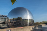 <center>Parc de la Villette </center> La Géode. Des films y étaient projetés au format IMAX sur un écran hémisphérique géant de 26 mètres de diamètre et de 1 000 m2 de superficie. Elle fut sonorisée par Cabasse.