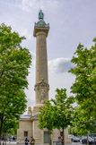 <center>Place de la Nation.</center>En 1845, les colonnes furent surmontées de deux statues de 3 mètres 80 de hauteur. Philippe Auguste sculpté par Dumont dans le douzième