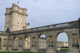 <center>Château de Vincennes</center> La résidence royale du XVIIe siècle  est délimitée par deux galeries ornées de niches séparant des arcades. Le portique nord, détruit au XIXe siècle a été reconstruit.