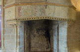<center>Château de Vincennes</center> La chambre du roi. Sur le manteau de la cheminée, décoration faite par un prisonnier au XVIIIe.
